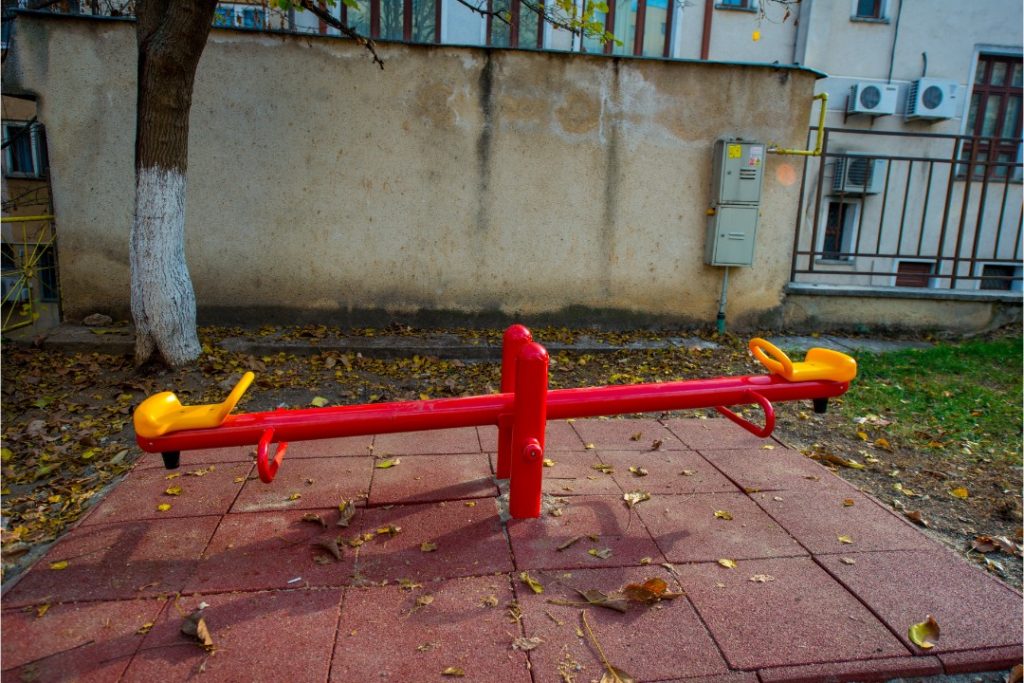 Balansoarul din Țara Roșie, imaginea 2