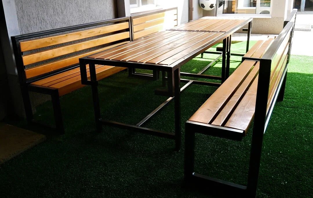 Set complet masă și două bănci